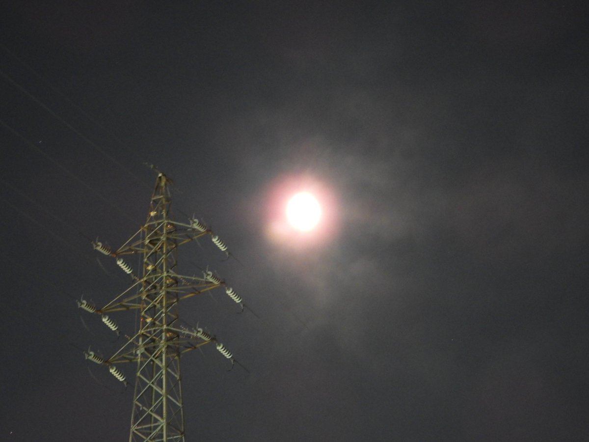 triring's tweet photo. スノームーンと鉄塔
Snow Moon and a Power Tower
時���,ISO,F値,シャッタースピード,露出補正値,WB,焦点距離
20:22:25,800,3.5,1/1,0.0,0,70
20:23:49,800,4.0,1/1,0.0,0,105
#Moon #SnowMoon #Nikon #COOLPIXP1000 #PowerTower https://t.co/FrBeGmMZDi