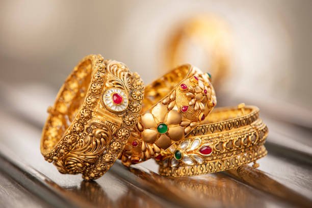MeghUpdates's tweet photo. 🚨 SHOCKER from Uttar Pradesh 

A family lost ₹85 lakh after their son gave GOLD JEWELLERY to a momo seller who promised him FREE momos. https://t.co/99SICIyRiU