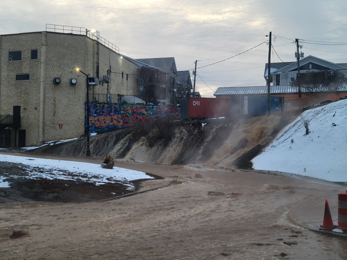 Knoxville_PD's tweet photo. Officers are on the scene of an apparent broken water main in the area of 11th Street and World’s Fair Park Drive. KUB personnel are on scene working to assess and resolve the situation. https://t.co/Shhgz27qFY