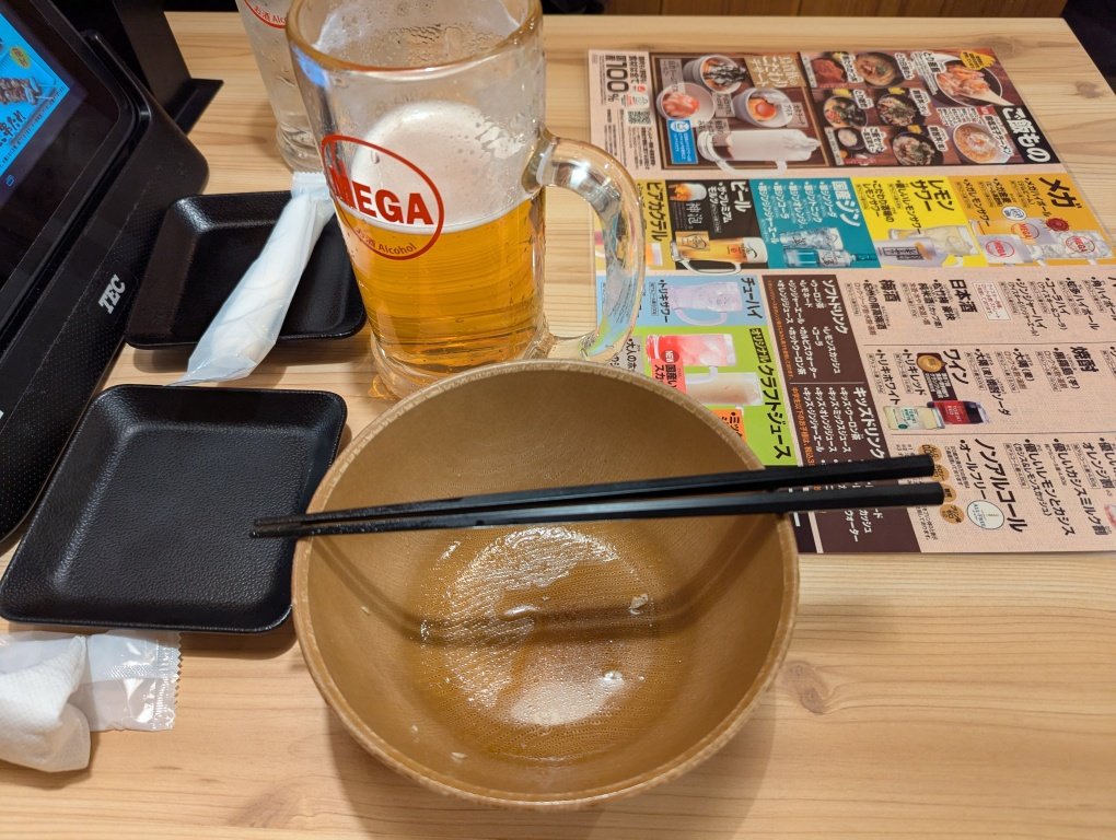 negimoja's tweet image. そういえば昨日はフェチフェスというエッチなイベントに行ったあと、
鳥貴族で打ち上げしてました（一人で（笑）

そしてこれが、なかなか焼き鳥が来なくてキャベツを全部食べちゃった時の写真です。