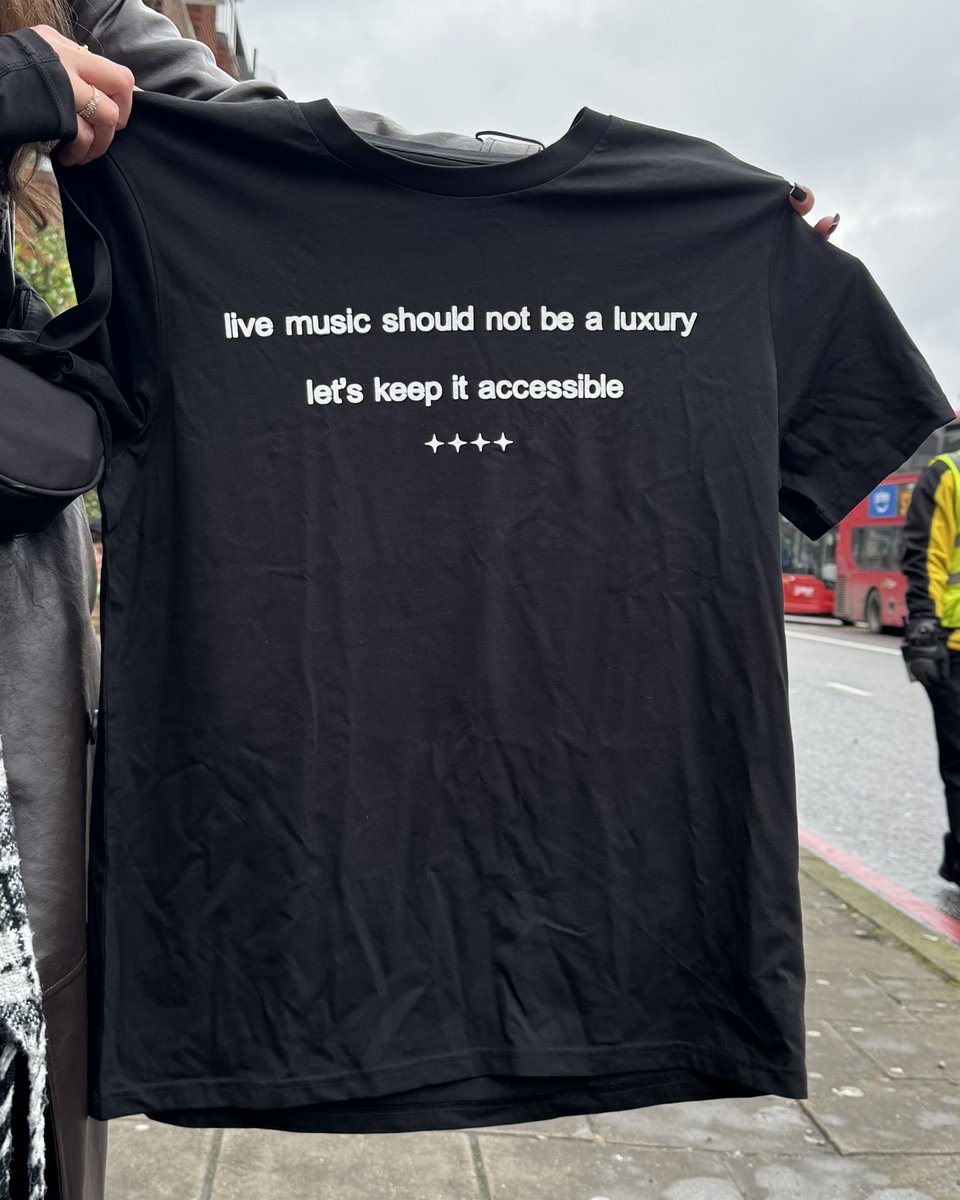 cryinglegend369's tweet image. harry residency outfit just dropped