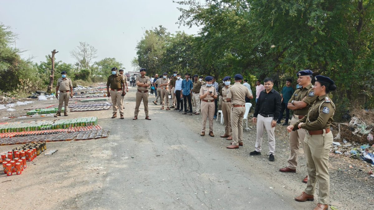 આજરોજ અત્રેના સબડિવિઝનના સોનગઢ, ઉકાઈ, વ્યારા, કાકરાપાર, ડોલવણ અને વાલોડ પોલીસ સ્ટેશન હેઠળ પ્રોહિબિશન એક્ટ હેઠળ જપ્ત કરેલ અંદાજિત ૧ કરોડ ૭૧ લાખ જેટલી કિંમતના વિદેશી દારૂના મુદ્દામાલને નાશ કરવાની કાર્યવાહી હાથ ધરવામાં આવી.
<a href="/CMOGuj/">CMO Gujarat</a> <a href="/CollectorTapi/">Collector & DM-Tapi</a> <a href="/SPTapi/">Tapi Police</a> <a href="/RacTapi/">RAC TAPI</a> <a href="/infotapigog24/">Info Tapi GoG</a>