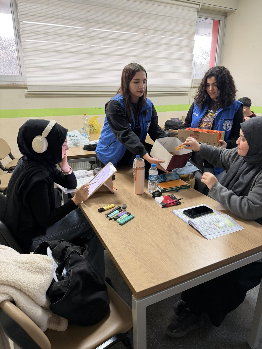 Gençlik merkezimizde Berat Kandili, gönülleri buluşturan ikramlar ve güzel temenniler eşliğinde idrak edildi. Bu mübarek gecenin hayırlara vesile olmasını diliyoruz. 🌙

#GSBGM