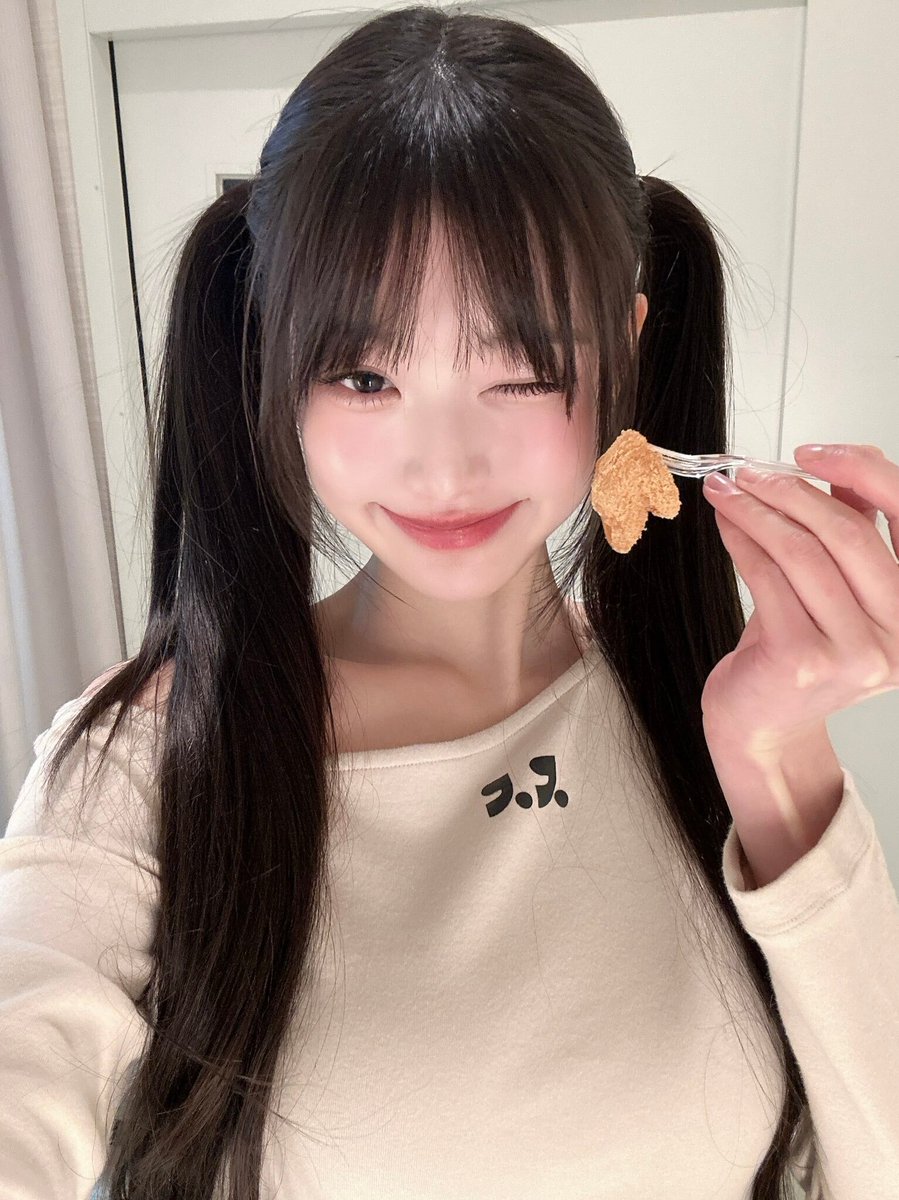 beaucutegirl's tweet photo. 240206 🍡🍭 

#장원영 #JANGWONYOUNG https://t.co/eK8O4FVgbg