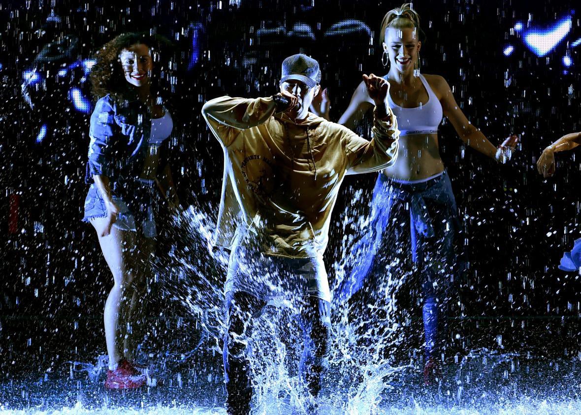 imbieberstan's tweet photo. tão chamando o justin de medíocre e falando de privilégio masculino por ele ter entregado UMA performance simples de voz e violão (como Ed Sheeran e Shawn Mendes sempre fez), sendo que canta ao vivo, dança, toca e passou a carreira inteira entregando shows super produzidos assim: https://t.co/mRSyk1eQb4