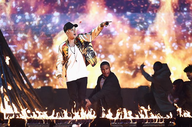 imbieberstan's tweet photo. tão chamando o justin de medíocre e falando de privilégio masculino por ele ter entregado UMA performance simples de voz e violão (como Ed Sheeran e Shawn Mendes sempre fez), sendo que canta ao vivo, dança, toca e passou a carreira inteira entregando shows super produzidos assim: https://t.co/mRSyk1eQb4