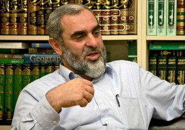 Epstein dosyalarında adı geçmiyor.

Ancak "6 yaşındaki kız çocuğuyla evlenilebilir" diyen bu yaratık Boğaziçi Üniversitesi kayyımı tarafından konferansa davet edildi.

Bu durumu protesto eden 96 öğrenci gözaltına alınmıştı.