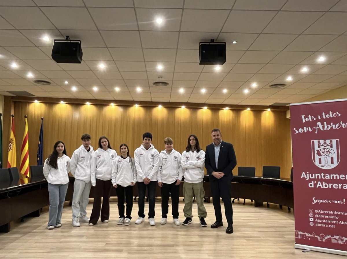 AbreraInforma's tweet photo. 🥋 Abrera amb l’esport! Felicitem el Club Taekwondo Abrera pels grans resultats als Campionats de Catalunya.
🗣️ L’alcalde Jesús Naharro ha rebut a l’Ajuntament els i les esportistes. 🥇🥈🥉 Enhorabona! 👏
#Abrera #AjuntamentAbrera #EsportLocal #ClubTaekwondoAbrera https://t.co/gRdb2qr6G4