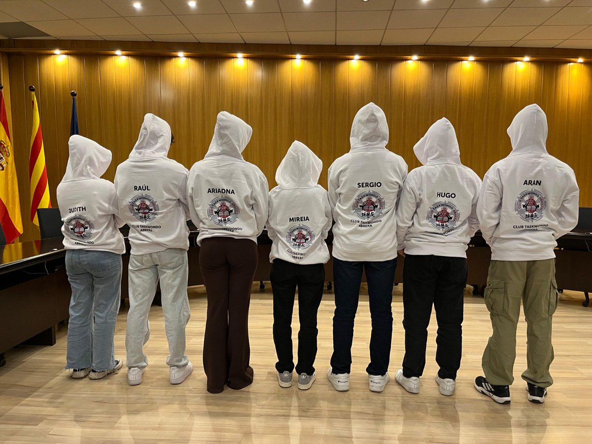 AbreraInforma's tweet photo. 🥋 Abrera amb l’esport! Felicitem el Club Taekwondo Abrera pels grans resultats als Campionats de Catalunya.
🗣️ L’alcalde Jesús Naharro ha rebut a l’Ajuntament els i les esportistes. 🥇🥈🥉 Enhorabona! 👏
#Abrera #AjuntamentAbrera #EsportLocal #ClubTaekwondoAbrera https://t.co/gRdb2qr6G4
