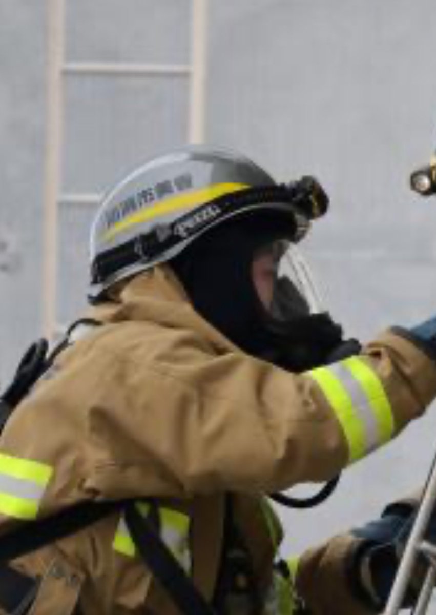 しころ閉じなくても防火フードをきちんと着たら肌の露出はなくなるし、視界もＯＫですやん。
これじゃあかんの…？🥹