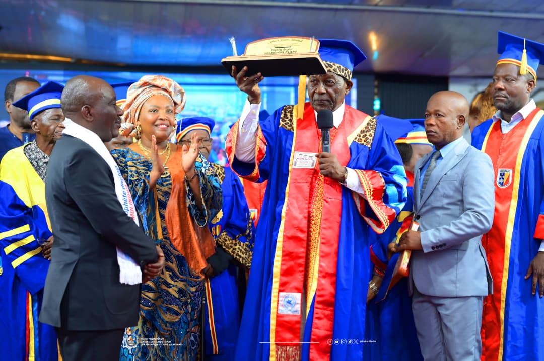 emmanuel_jikaze's tweet photo. RDC:  l'Observatoire Africain pour la Sanction positive et les Valeurs de la Paix OASP a couronné le Prophète Dr. MULINDWA Jules ce dimanche 01 Fevrier 2026 à #Kinshasa.

Devant ses fidèles, des leaders et ambassadeurs des jeunes invités à l'Église de Lemba, l’OASP a attribué https://t.co/wMmSTWWzDM