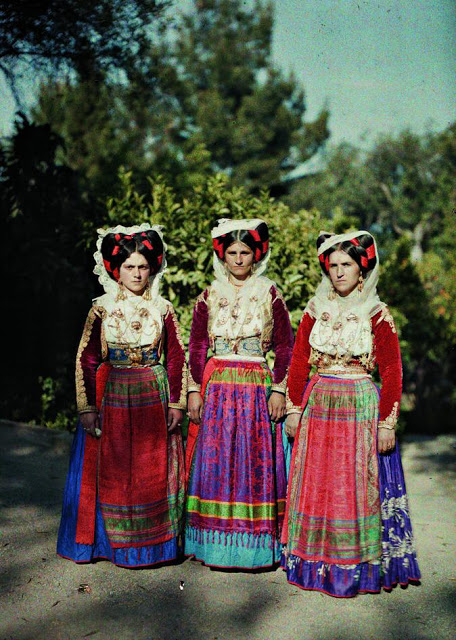 wikivictorian's tweet photo. Autochrome of three unidentified women in traditional clothing in Corfu, Greece. Photographed in 1913. https://t.co/QmeNm8Ro3T
