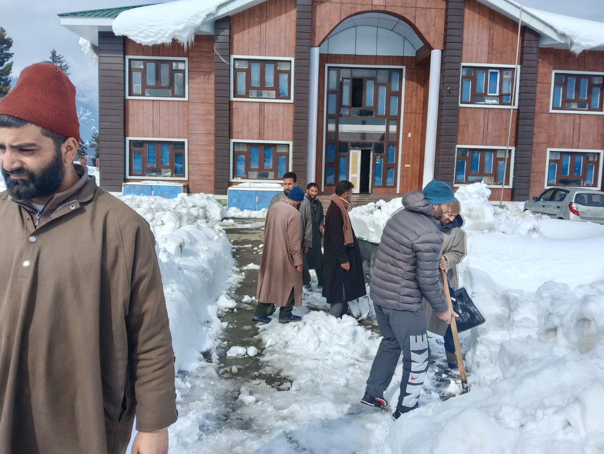 This morning snow clearance was carried out on the inner pathways of the TRC Tangnar office, and salt and  fertilizer( urikhad ) were spread to prevent freezing.
