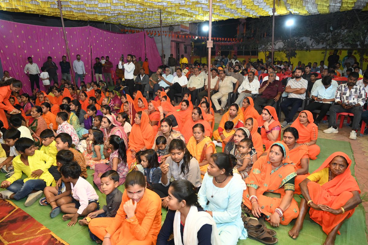 आरंग के रविदास नगर में आयोजित संत शिरोमणि गुरु रविदास जयंती समारोह में माननीय उपमुख्यमंत्री श्री <a href="/vijaysharmacg/">Vijay sharma</a> जी के साथ सम्मिलित होने का अवसर प्राप्त हुआ। इस दौरान संत शिरोमणि गुरु रविदास जी के मंदिर में पूजा-अर्चना कर आशीर्वाद लिया तथा क्षेत्रवासियों की सुख-समृद्धि की कामना की