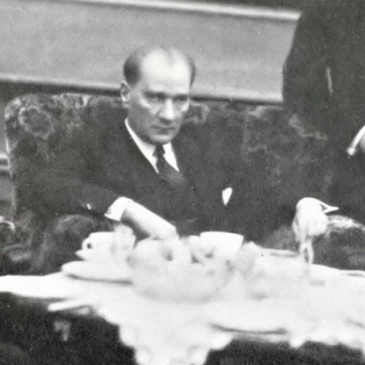 Gazi Mustafa Kemal Atatürk'ün en intikam dolu görüntüsü!

2 Şubat 1931 yılında çekilen bu fotoğraftan bir gün sonra, Menemen'de Asteğmen Kubilay'ı Şehit eden hainler asılarak idam edildi!