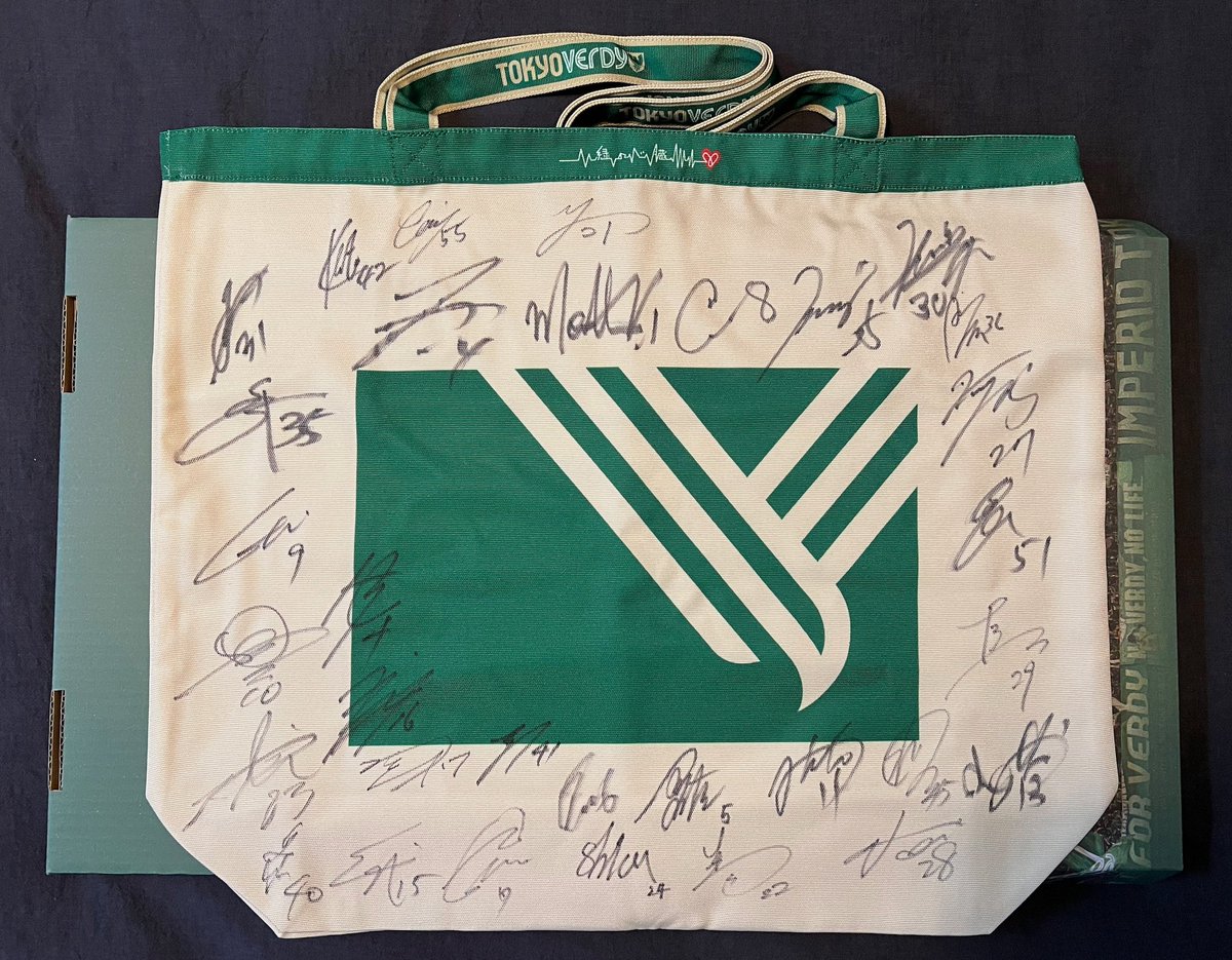 早期入会キャンペーンで当選した「サイン入りトートバッグ」が立派な箱
