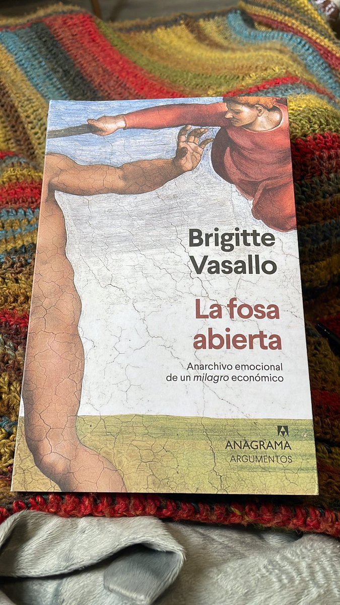 Inmersa en esta fosa abierta que es una maravilla. 

Brigitte Vasallo, «La fosa abierta. Anarchivo emocional de un milagro económico.» Editorial <a href="/AnagramaEditor/">Editorial Anagrama</a>
