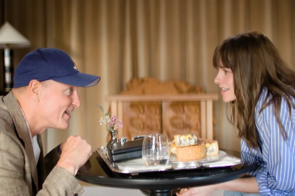 Premières images de FULL PHIL de Quentin Dupieux !

Woody Harrelson et Kristen Stewart incarnent le père et la fille dans ce film hors-norme.

Le réalisateur décrit son œuvre comme :
 « EMILY À PARIS en enfer : un rêve fiévreux, une version cauchemardesque du récit. » 🔥

Source