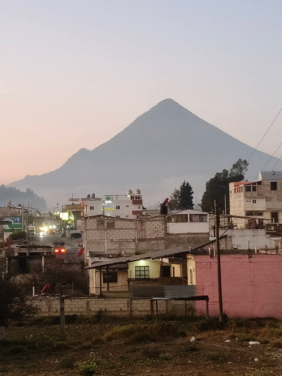 stereo100xela's tweet image. #ClimaXela 🥶 | Postales del amanecer hoy en Quetzaltenango,  -2° C.

📷 Otto Aguilar.