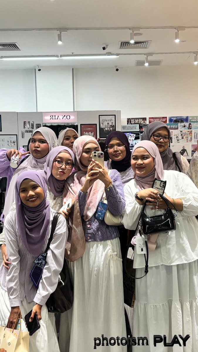 softesdyoungg's tweet photo. rindu sangat everyone (ye saya yang bagi kek batik kehulur hilir) HAD SOOOOO MUCH FUN CAN WE GO BACK TO 31st JAN 😞😞 #ALD1stChapter https://t.co/ExELJA3zdU