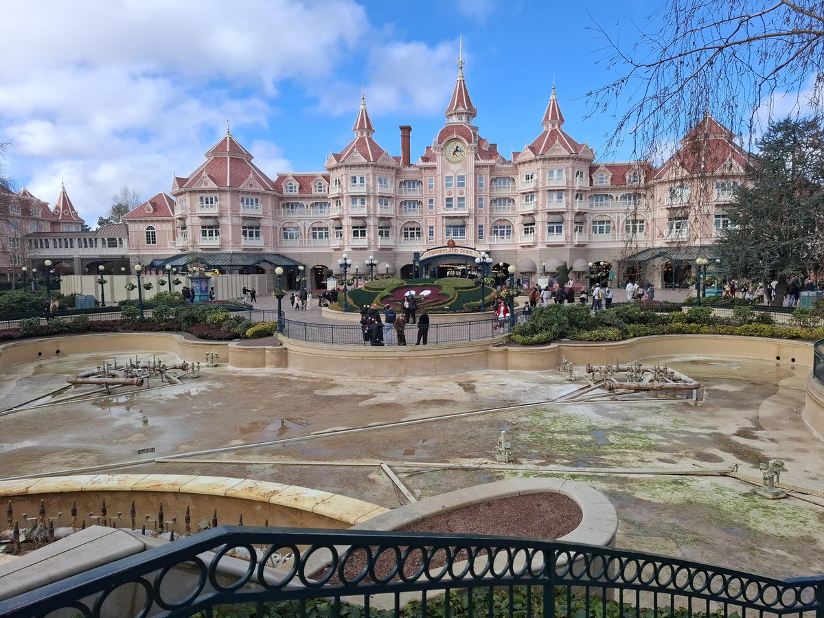 Mooi wel zo grote lege bak 😅 #DisneylandParis #themepark #pretpark #Disneyland #Disney