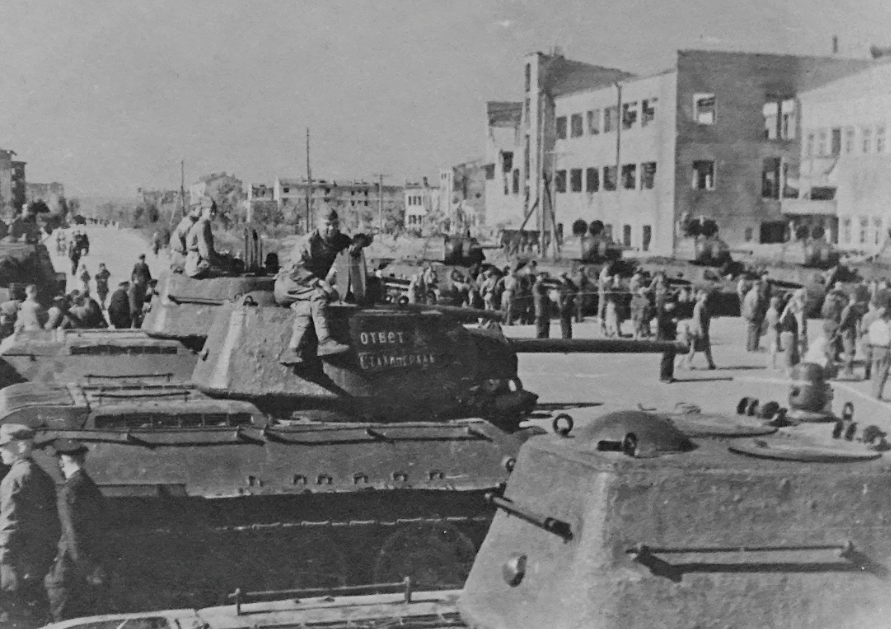 Колонна советских танков Т-34 "Ответ Сталинграда", готовых к отправке на фронт.

СССР
1943
#WWII #WW2