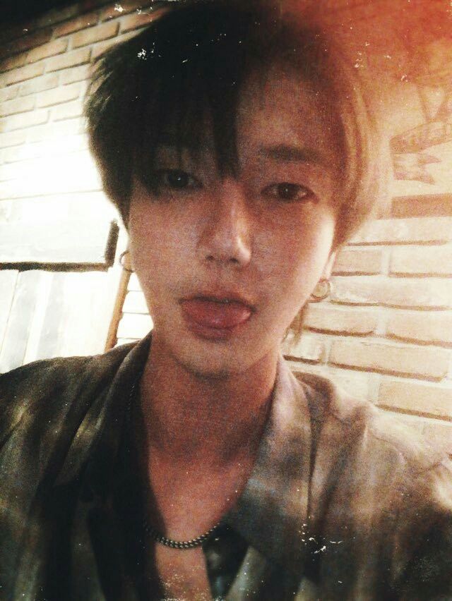 엘프저대학합격햇어요
서울대?
아니.
연세대?
아니.
한양대?
아니.
고려대?
아니.

엘프, 입술 대.