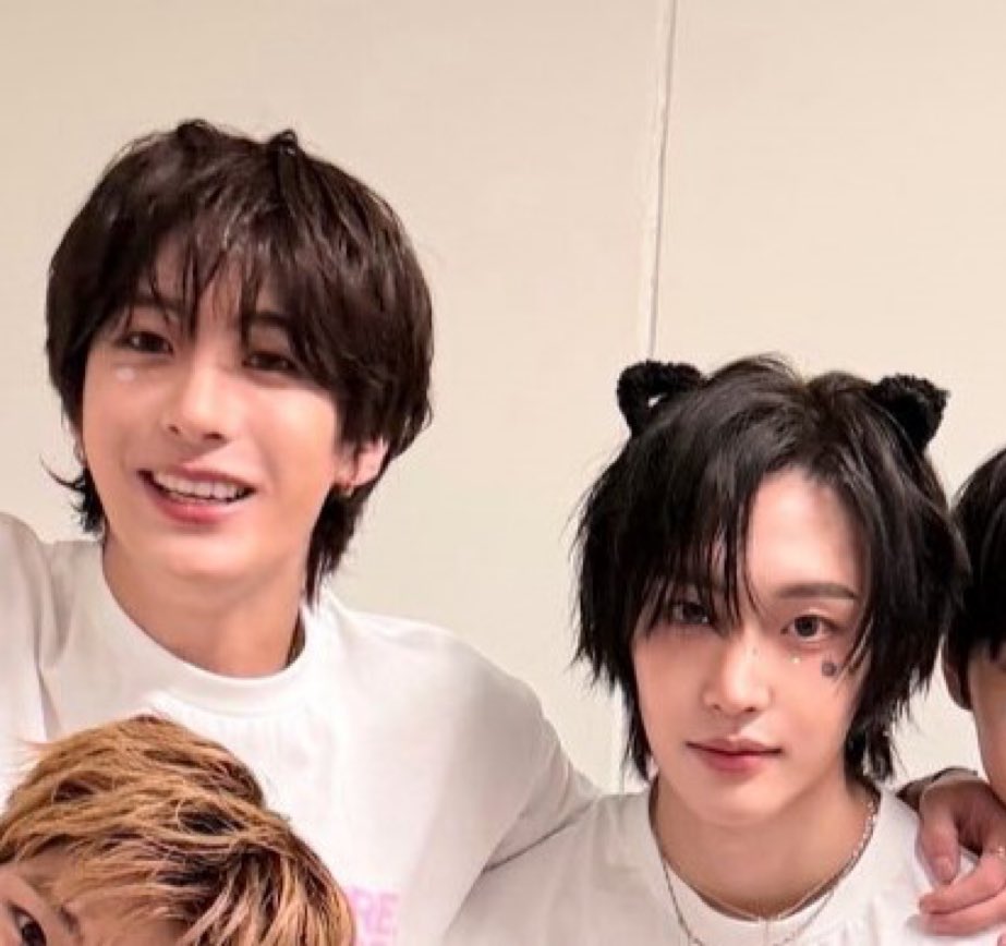 pattern89's tweet image. 우리집 멍냥이 올해 행복하자💕