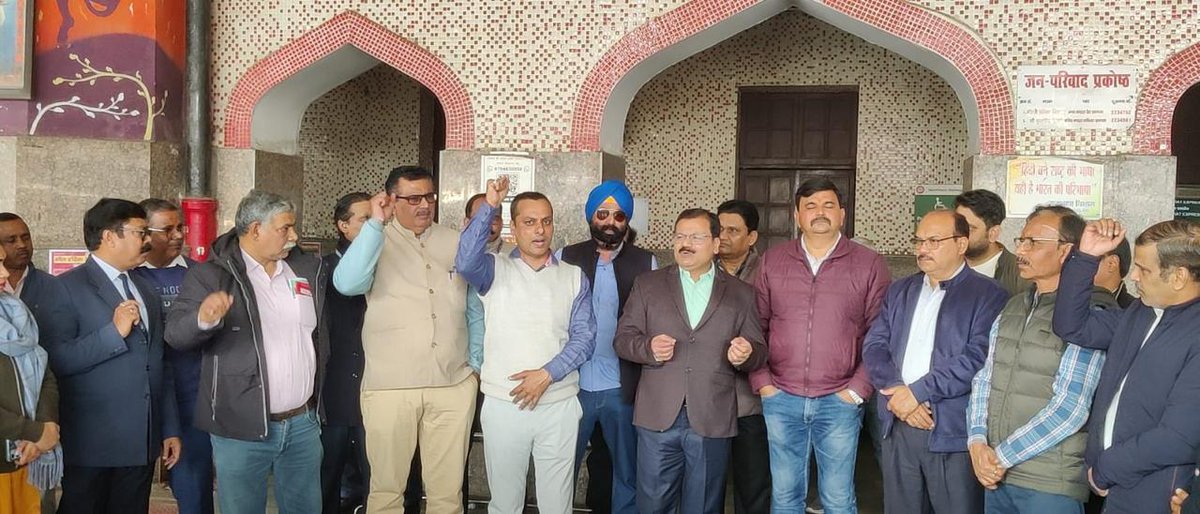 AIRF के आह्वान पर 02 फरवरी 2026 को NRMU लखनऊ मंडल ने मंडल अध्यक्ष कॉ. सुधीर तिवारी व मंडल मंत्री कॉ. विभूति मिश्र के नेतृत्व में अखिल भारतीय मांग दिवस मनाया।
रेल कर्मचारियों की लंबित मांगों को लेकर सभी शाखाओं में भोजनावकाश के दौरान सभाएं, धरना व प्रदर्शन हुए
<a href="/ShivaGopalMish1/">Shiva Gopal Mishra</a>