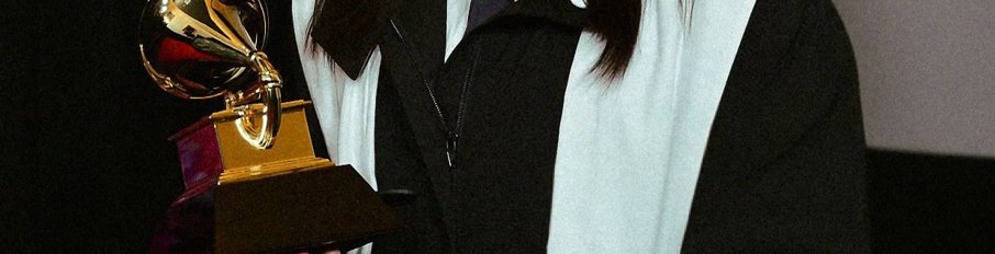Billieshfa's tweet photo. Tap the post to see Billie Eilish with her tenth Grammy