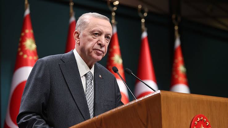 657HakPlatformu's tweet photo. Sn. Cumhurbaşkanımız @RTErdogan'ın memurlara müjde;

Yılda 2 ikramiye,
Yılda 4 tediye,
Her ay yemek ve yol ödemeleridir.

KPSS ile kamuya atanan memur,taşerondan kadroya sınavsız geçirilen işçinin 30 bin TL altında kalamaz,memura da bu haklar verilecek müjdesi olmalıdır.
#memur https://t.co/NIADfaV7Sp