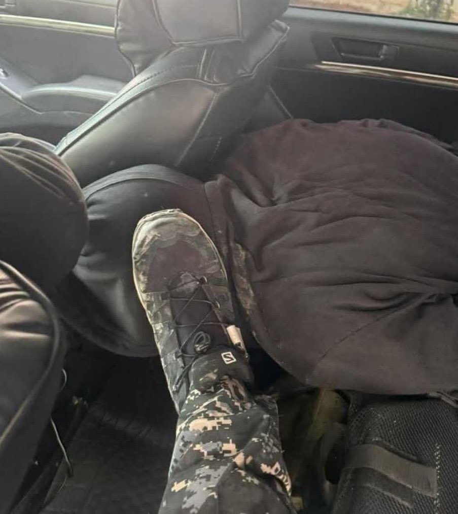 قام تنظيم قسد وحزب العمال بالحسكة بإعتقال عدداً من الاهالي بينهم اطفال في حي العزيزية قبل قليل بعد خرجوهم لاستقبال القوات السورية 

هذه الصورة لاحد عناصر التنظيم بعد قام بالدعس على رقبة احد المدنيين بعد اعتقاله