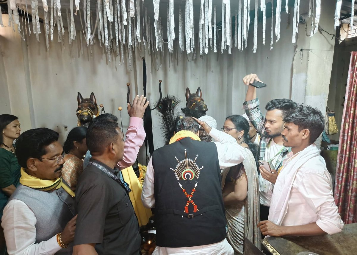fskulaste's tweet photo. आज महाराष्ट्र के गोंदिया जिले की सालेकसा तहसील में स्थित पवित्र तीर्थ स्थल कचारगढ़ पहुंचकर गोंड समाज के आराध्य परि कुंवर लिंगो एवं सर्वोच्च देव बुड़ा देव का आशीर्वाद प्राप्त करने का सौभाग्य मिला।
इस दौरान समाज की सुख-समृद्धि, शांति और उन्नति की कामना की।
।। जय जोहार ।। 🙏 https://t.co/9qFWyQrxwQ
