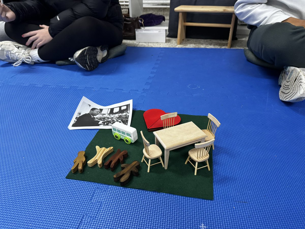 LaSalleFerrol's tweet photo. Como cierre de la narrativa “Ecos” de 4º ESO han empezado la mañana con la sesión de @godlyplayspain titulada “La historia de Martin Luther King” donde profundizaron en la vida y actos de una de las personalidades más importantes del S. XX 

#NCALaSalle #SomosLaSalle #Ferrol https://t.co/8O4xfUsZwn