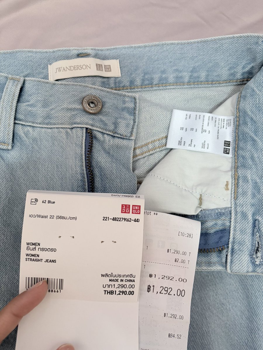 astrontothemoon's tweet photo. ส่งต่อกางเกงยีนส์ Uniqlo ทรงตรงค่ะ เพิ่งซื้อมาเมื่อวาน แค่ลองใส่เฉยๆ เอว 22 (56 cm) ซื้อมา 1290 ใบเสร็จยังอยู่ ส่งต่อ 1000 รวมส่งค่ะ #ส่งต่อกางเกงยีนส์ #ส่งต่อกางเกงuniqlo #ส่งต่อเสื้อผ้ามือสอง #ส่งต่อกางเกงมือสอง https://t.co/37MPKlr3Ig
