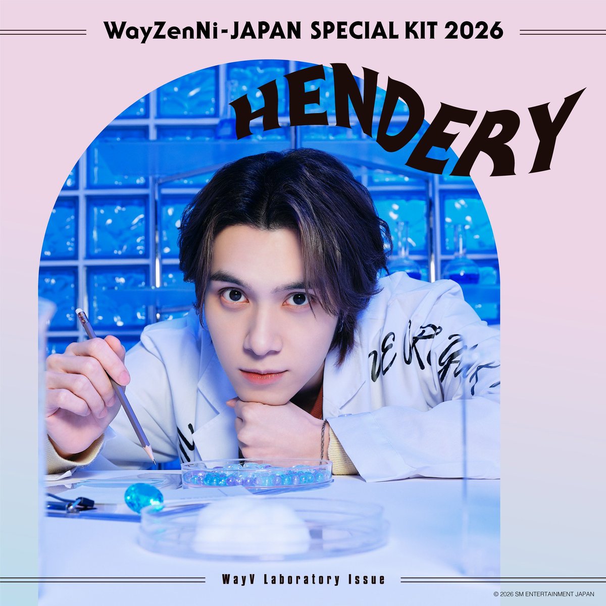 NCT_OFFICIAL_JP's tweet image. 🗞️WayZenNi-JAPAN NEWS
 
2月末発送予定『WayZenNi-JAPAN SPECIAL KIT 2026』🎁
 
テン・ヘンドリーの撮り下ろしソロカットを公開🔬🩵

スペシャルキットは本日2月2日(月)23:59までにご入会いただいた方へお届けします！詳細はこちら🔬
wayzenni-japan.smtown-fc.jp/article/728
 
#WayV #TEN #HENDERY