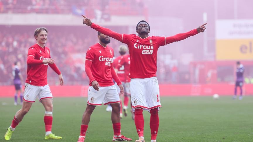 ACDStandard's tweet photo. 🔴 STANDARD DE LIÈGE 2️⃣
🟣 RSC ANDERLECHT 0️⃣

🎙️ Vincent Euvrard
🎙️ Rafiki Saïd
🎙️ Teddy Teuma

#JPL | #STAAND | #RSCL 

🔴 Vincent Euvrard :

💬 « Nous pouvons fêter cette victoire ce soir, mais dès demain, nous nous concentrerons sur le déplacement au Club de Bruges. C’était une victoire très importante, pour moi, pour le club, pour tout le monde. »

💬 « Aujourd’hui, c’est l’intensité qui a fait la différence. Le Standard n’a pas toujours été techniquement supérieur à Anderlecht, mais en termes d’intensité et d’impact, nous étions au-dessus. Dans ce secteur, nous devions prendre le dessus, c’était primordial. Il fallait entrer dans les duels, faire sentir notre présence et ne plus se faire transpercer dans l’axe aussi facilement que contre Gand. Pour gagner, certaines choses étaient non négociables, comme l’intensité et l’engagement. »

💬 « Individuellement, nous devions répondre présents. Le plan de jeu était bon, il y avait de la discipline dans son exécution, mais pour gagner des matchs, il faut que certains joueurs fassent la différence, offensivement comme Rafiki Saïd et défensivement comme Lucas Pirard. Cela dit, je ne veux pas citer uniquement ces deux-là, car tout le monde a répondu présent. »

🔴 Rafiki Saïd :

💬 « Marquer contre Anderlecht est évidemment toujours spécial. Mais au vu des circonstances, l’essentiel était surtout de prendre les trois points et d’évacuer la frustration née de nos défaites à Charleroi et contre Gand. Quand on perd, la vie devient difficile. Aujourd’hui, nous pouvons être fiers de nous. »

💬 « Gagner des matchs passe par l’intensité dans les duels. Nous avons relancé quelque chose. Maintenant, il faut enchaîner. »

🔴 Teddy Teuma :

💬 « Nous avons livré une grosse prestation collective, car nous voulions réagir. Nous avions aussi demandé de la patience aux supporters. Cet après-midi, nous avons été récompensés. »

💬 « Aujourd’hui, j’avais un rôle plus offensif sur le terrain. Je donne toujours le maximum, mais la clé reste le travail collectif. Je suis venu au Standard pour vivre des moments comme celui-ci. Cela dit, nous devons garder la tête sur les épaules et continuer à travailler. »