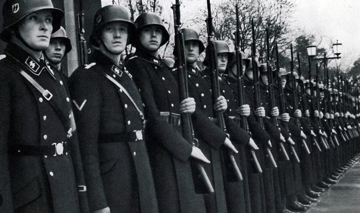 MatthiasHartel's tweet photo. An all die linken und grünen Schreihälse, die alles und jeden als Nazi bezeichnen.

Nun, ich empfehle euch mal auf den Dachboden zu gehen und in den alten großen Kisten die dort stehen, nach zu schauen. Aber bitte vorher die Herztropfen nehmen, denn es könnte dann ganz bitter für euch werden. Denn immer, absolut immer, wird euch euer Großvater, oder Urgroßvater in Uniform anlächeln. Vielleicht sogar in einer SS - Uniform.

Könnt ihr nicht verstehen? Ihr würdet an der Stelle eurer Vorfahren doch niemals, also wirklich niemals nicht? Ach ja?

Seid ihr wirklich alle so dumm?

Unsere Großväter und Urgroßväter hatten genau zwei Möglichkeiten. Mitmachen oder versuchen sich dem Wehrdienst zu entziehen. Da die zweite Möglichkeit mit absoluter Sicherheit im KZ endete, oder gleich vor dem Erschießungskommando, so haben halt ALLE mitgemacht.

Und auch ihr hättet mitgemacht. Begeistert und mit leuchtenden Augen Heil Hitler geschrien, denn ihr hättet gar keine andere Wahl gehabt. Außer ihr wärt bereit gewesen, dafür die Konsequenzen zu tragen.

So feige, wie ihr heute aber seid, zweifle ich daran, dass ihr es getan hättet.

Keiner von euch Schreihälsen hätte den Mut gehabt, sich der Diktatur entgegen zu stellen. Also heult leise, popelt in der Nase und wundert euch nicht andauernd über Sachen, die völlig normal sind oder normal waren.

Bevor ihr also wieder anfangt zu schreien, denkt immer daran: Euer Großvater oder Urgroßvater war auch ein Nazi. Und vielleicht sogar auf dem Foto drauf.

Bitte, gerne.... 😋

Kommentare und teilen erwünscht.