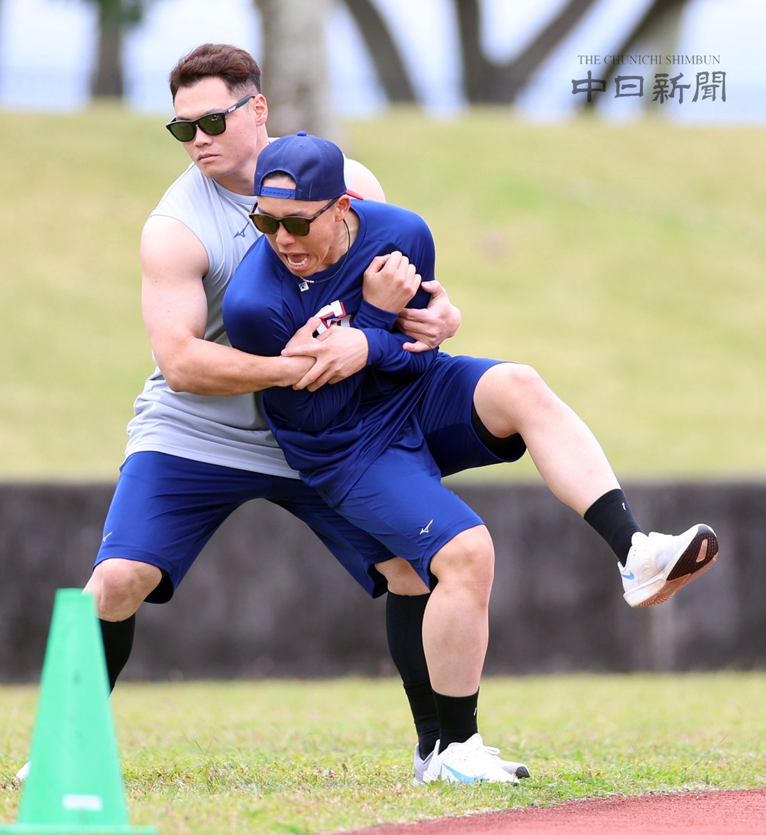 【ドラゴンズ】細川選手とじゃれ合う岡林選手 #細川成也 #岡林勇希 #中日新聞 #中日スポーツ