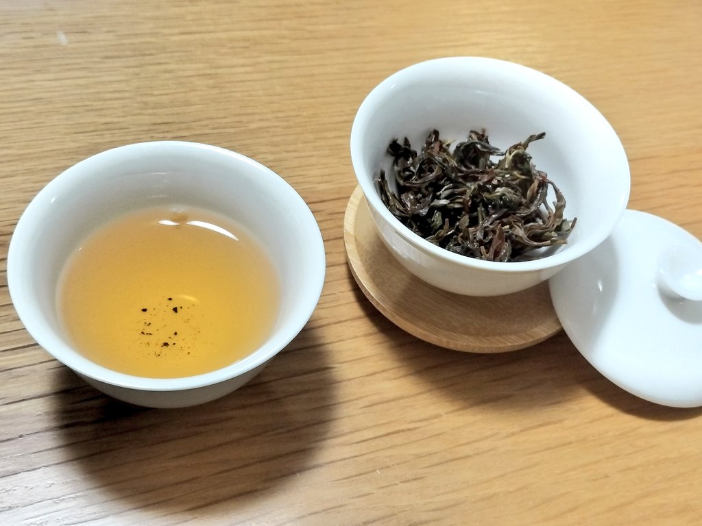 作業のお供お茶は皇御茗茶葉さんの鳳凰単叢杏仁香。
美味しくて作業に支障出る。笑