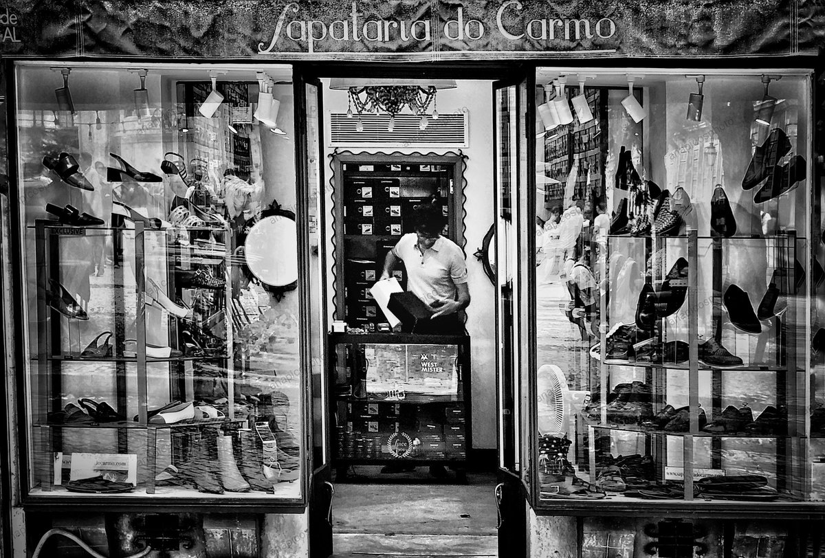 Ana_picos's tweet photo. HOY EN OFERTA

¡¡¡Zapatos contra la tristeza!!!
Ahogue sus penas en una buena horma, una cómoda suela y una lengüeta que aprieta lo justo.
Aproveche y de alas para volar a sus pies y a su mente.

#AnaPicosTexto #AnaPicosFoto #AnaPicosFoto #HacerFotos https://t.co/kPqFFYqGzC