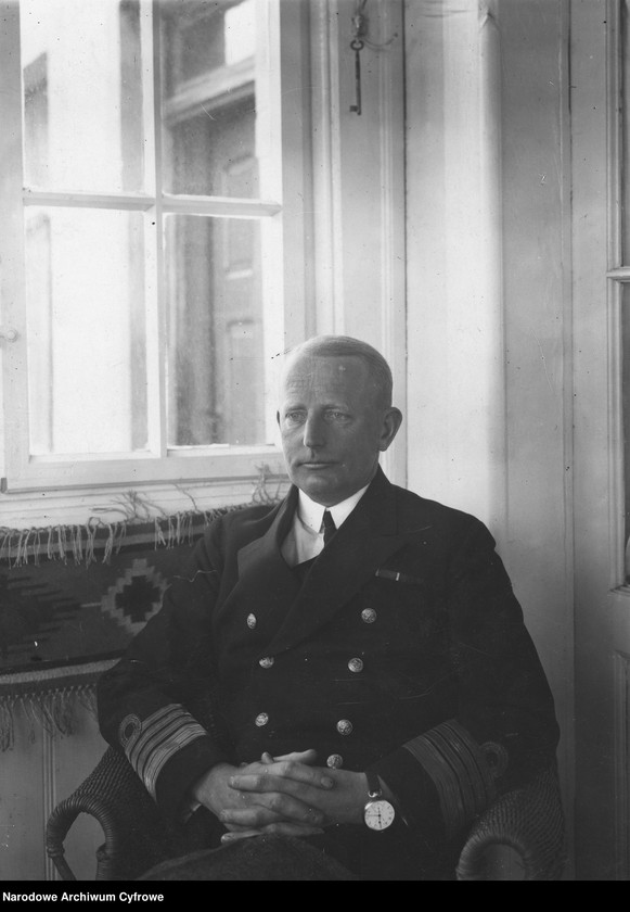 Z matką mówił po niemiecku, z obojgiem rodziców po francusku, a języka polskiego uczył się od ojca. Dowodził Flotą, a w 1939 r. Obroną Wybrzeża. Wzięty do niewoli mówił, że 1 września zapomniał, jak się mówi po niemiecku. 53 lata temu we Francji zmarł admirał Józef Unrug.