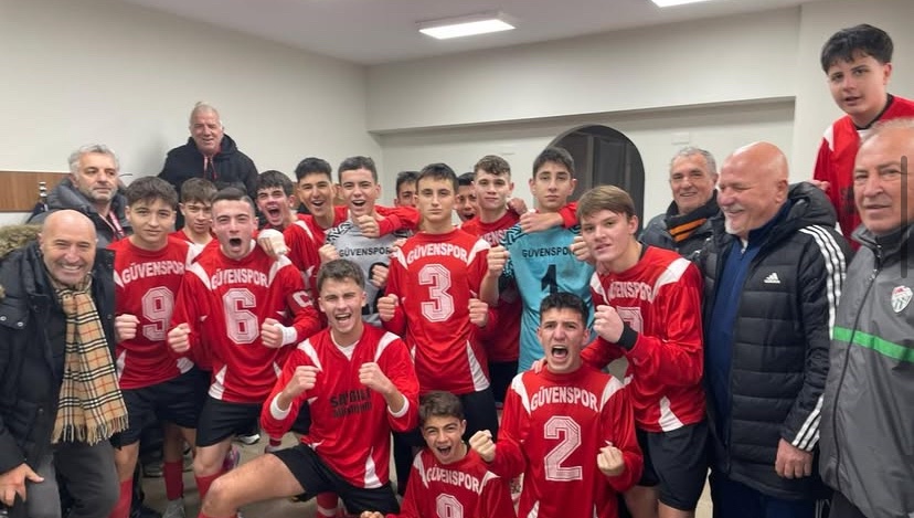 BURSAGUVEN1947's tweet photo. Galibiyet pozu 🙏⚽️⚽️

Teşekkürler, tebrikler, başarılar takım #U16 https://t.co/kJzsguEAqz