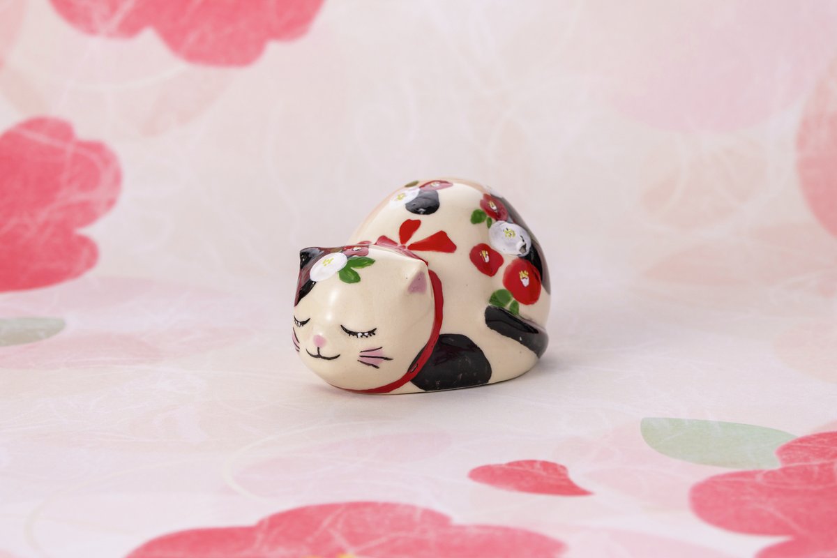 senganen's tweet image. 🐈猫絵付け体験🎨
垂水人形・薩摩焼の猫絵付けを、期間中いつでもお楽しみいただけます！
模様や色を加えながら、お好みの表情に仕上げて
あなただけの猫ちゃんを描いてみませんか？🐱
猫づくしの仙巌園で、思い出をかたちに残してみてください。
▼詳細▼
senganen.jp/experiences/ac…