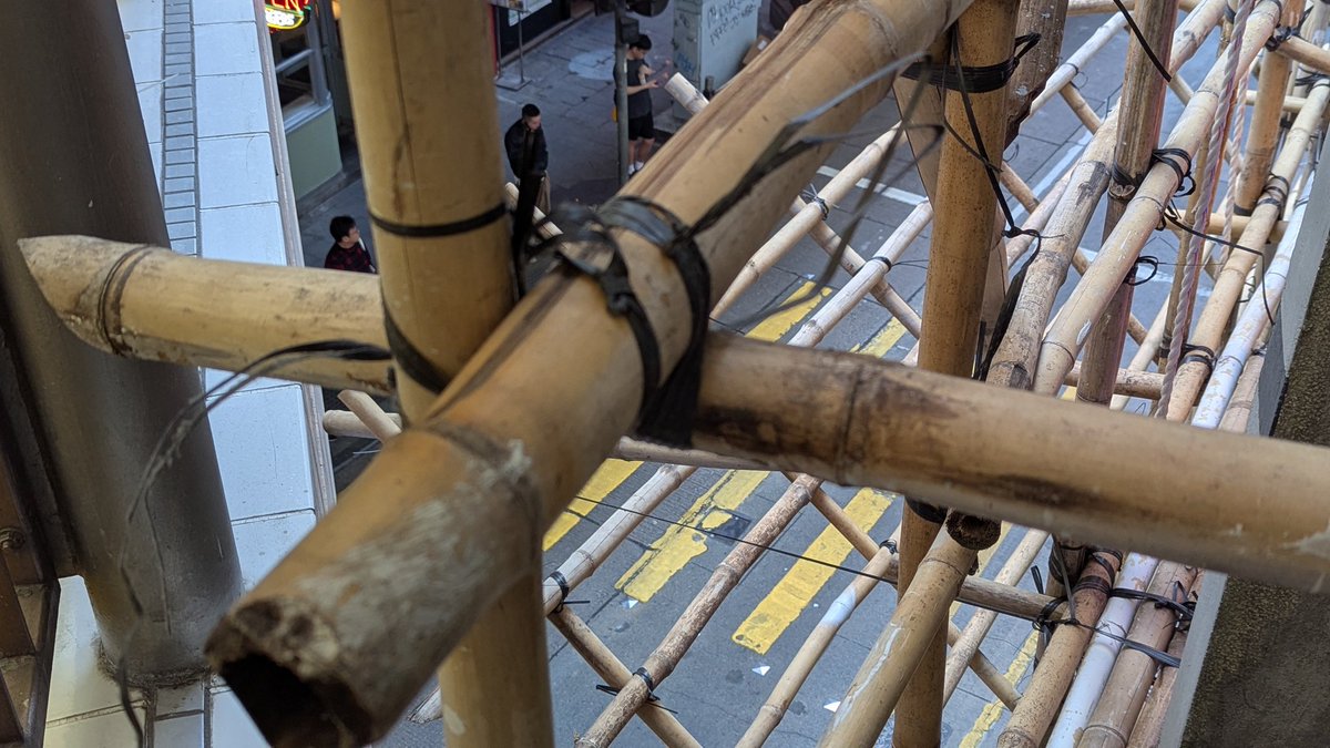 itineratur's tweet photo. Si algo me fascina de los andamios de bambú de Hong Kong no es la altura que alcanzan o que apoyen sobre unos pocos de ellos sino que toda la estructura está atada con cintas. https://t.co/y7Zva7Qs93