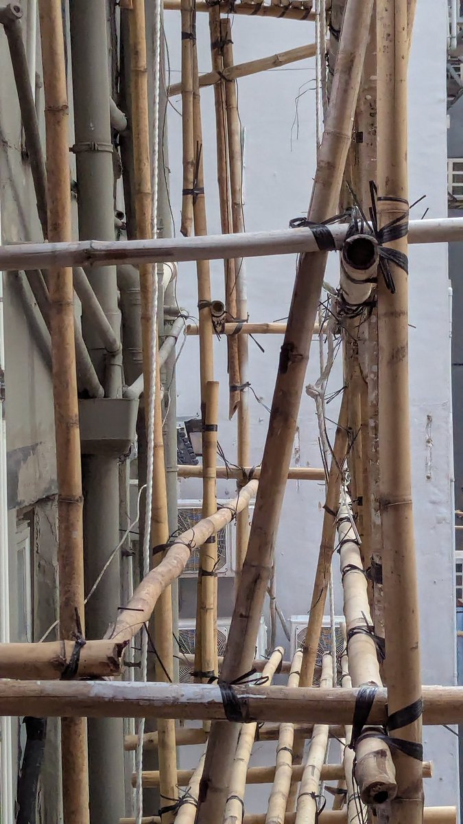 itineratur's tweet photo. Si algo me fascina de los andamios de bambú de Hong Kong no es la altura que alcanzan o que apoyen sobre unos pocos de ellos sino que toda la estructura está atada con cintas. https://t.co/y7Zva7Qs93