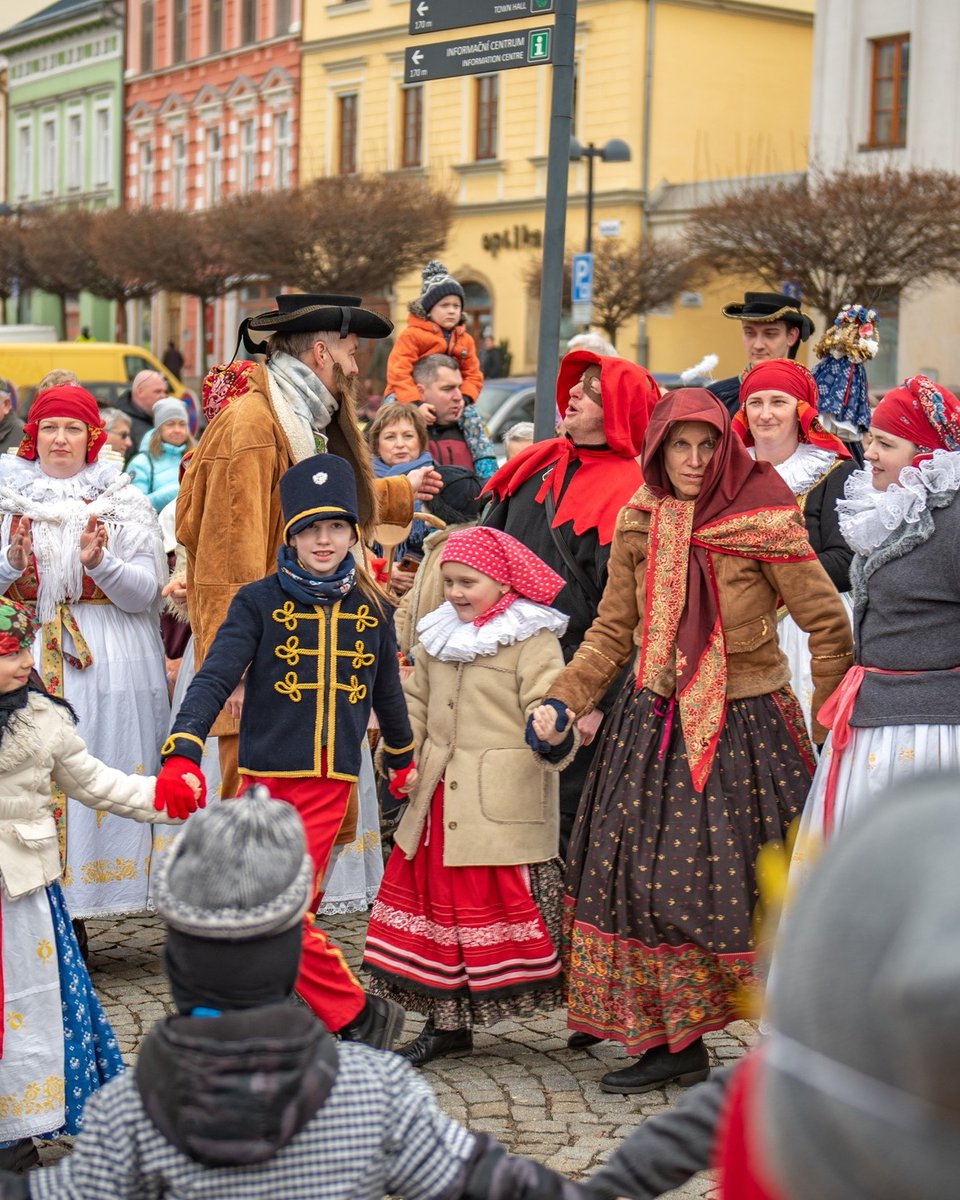 Czechia_JP's tweet photo. 🎭 謝肉祭（masopust）の季節到来！ 🇨🇿
春の訪れを前に、色鮮やかな仮面、音楽、そして楽しいお祭りの季節が始まります。全国各地でパレードが開催され、伝統と、もちろん美味しい料理で寒い季節を温かくしてくれます🥯 

📷 IG:centralmoravia

#チェコへ行こう
#マソプスト https://t.co/jgAFc7Zq6f