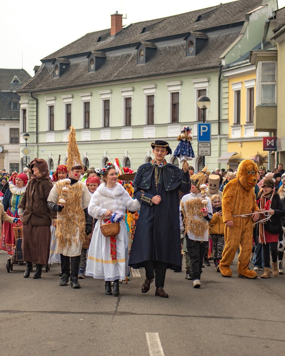 Czechia_JP's tweet photo. 🎭 謝肉祭（masopust）の季節到来！ 🇨🇿
春の訪れを前に、色鮮やかな仮面、音楽、そして楽しいお祭りの季節が始まります。全国各地でパレードが開催され、伝統と、もちろん美味しい料理で寒い季節を温かくしてくれます🥯 

📷 IG:centralmoravia

#チェコへ行こう
#マソプスト https://t.co/jgAFc7Zq6f
