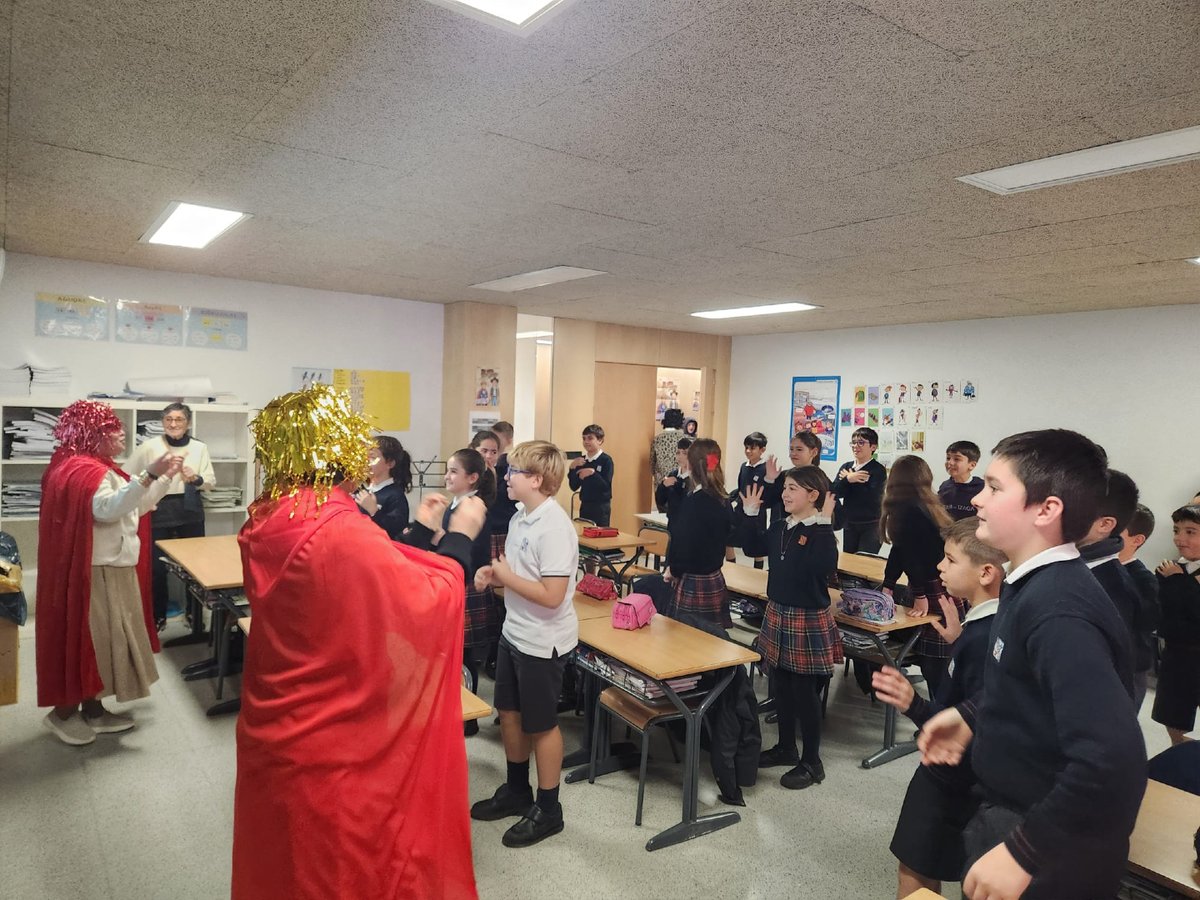 Hasta fin de mes estaremos por los colegios y parroquias con la animación misionera de #InfanciaMisionera. Animando a los más jóvenes a ser misioneros. En la imagen, las hermanas Misioneras de Cristo Jesús y la misionera Adelina Gurpegui bailando con los chavales.