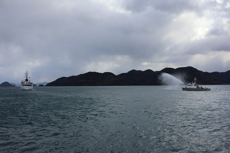 suisan0911's tweet photo. 1月22日(木)出航式が行われました。寒空の下、保護者や学校関係者に見送られながら海友丸は仙崎港から出航しました。2月3日よりマグロはえ縄操業を開始し、2月21日にハワイ入港予定です。 https://t.co/fDVDdboWPa